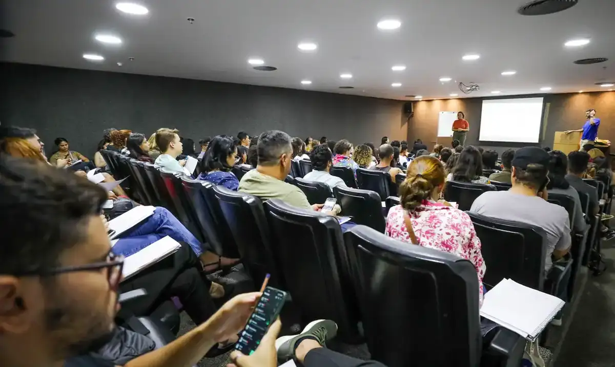 Auditório com servidores participando de palestra institucional.
