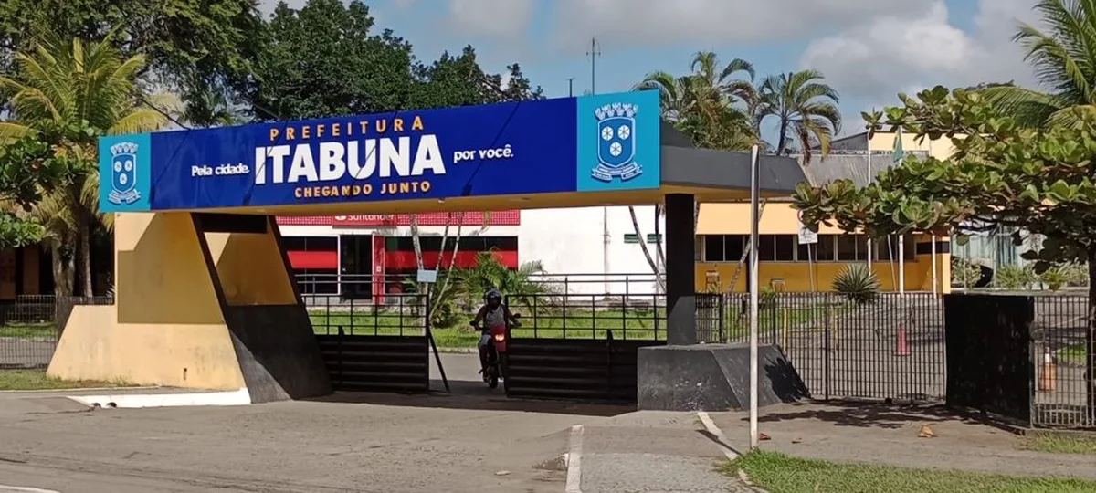 Entrada da Prefeitura de Itabuna, com a frase 'Pela cidade de Itabuna por você' destacada.