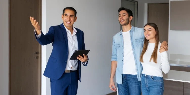 Corretor de imóveis mostrando apartamento para um casal jovem, ilustrando oportunidades de renda alta sem necessidade de faculdade