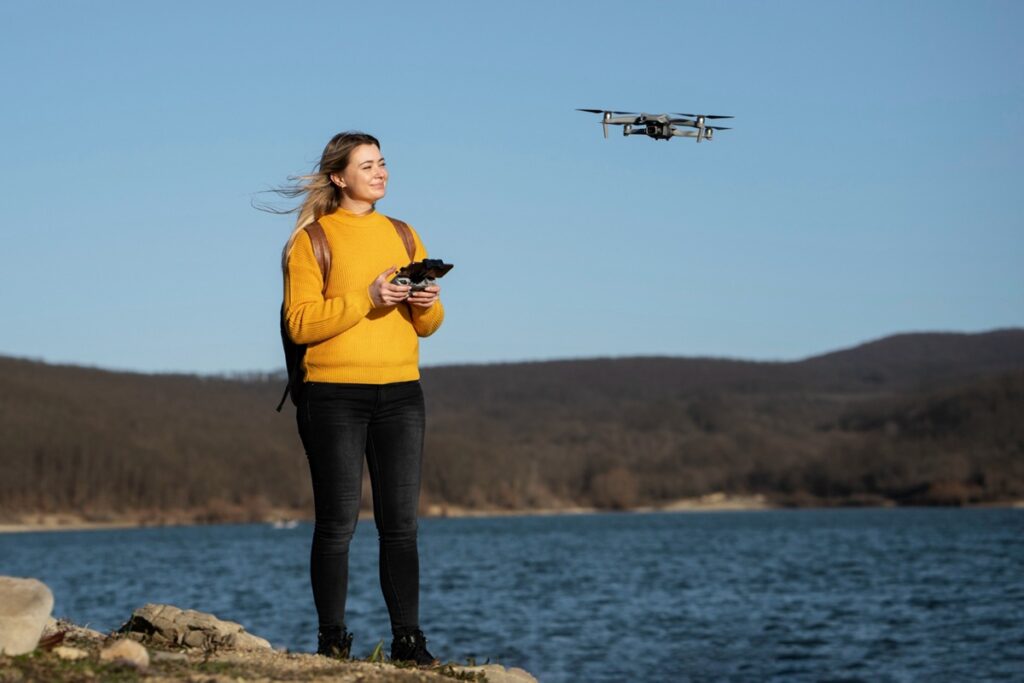 Mulher controlando um drone ao ar livre, representando a profissão de piloto de drone.
