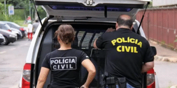 Polícia Civil MS em ação, com policiais uniformizados em frente à viatura