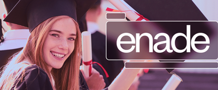Jovem formanda sorridente segurando diploma, com logo do Enade.