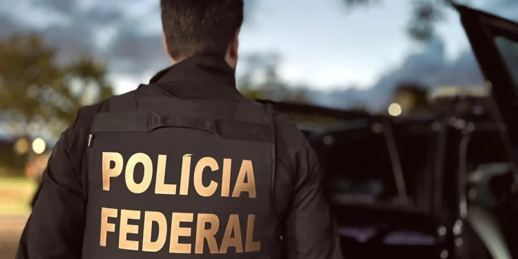 Agente da Polícia Federal durante operação ao anoitecer.