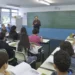 Alunos acompanham aula de inglês com professor utilizando a lousa em escola pública de São Paulo.