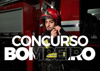 Bombeiro ajustando capacete em frente a caminhão durante preparação para concurso.