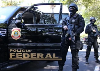 Policiais federais em ação durante operação