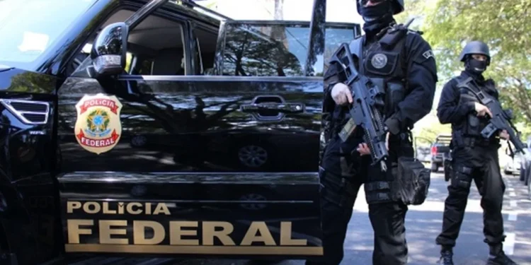Policiais federais em ação durante operação