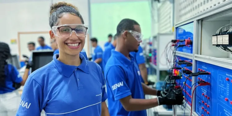 Estudante em ambiente de laboratório de eletrônica do SENAI.