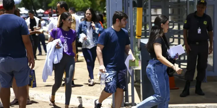 Estudantes chegando para a prova do Enem 2022 em um local de aplicação.