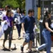 Estudantes chegando para a prova do Enem 2022 em um local de aplicação.