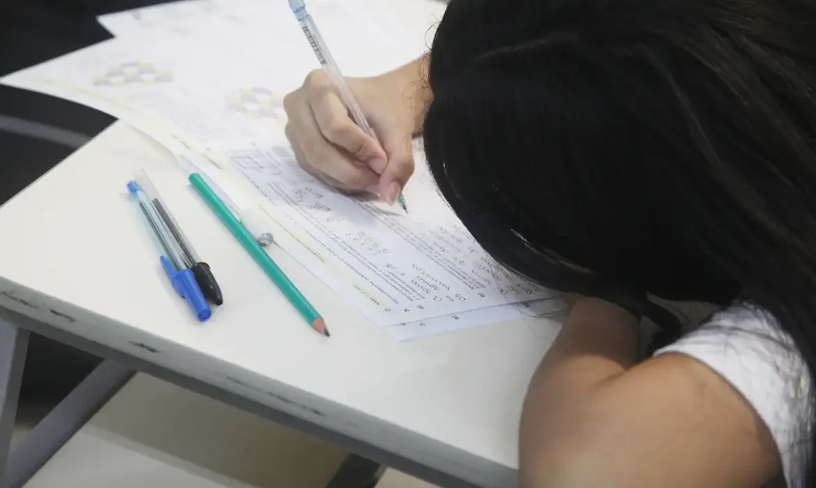 Participante da OBMEP focado na resolução de questões da prova