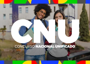 Dois estudantes sorridentes em frente a um prédio com a logo do Concurso Nacional Unificado (CNU) em destaque.
