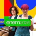 Dois estudantes jovens, um deles em cadeira de rodas e outro com cabelo rosa, diante de um fundo colorido abstrato com o texto "enem 2025".
