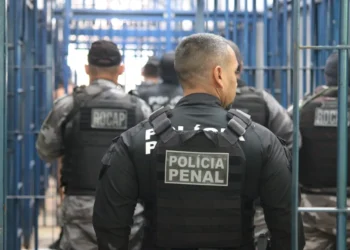 Agentes da Polícia Penal de São Paulo em patrulhamento dentro de unidade prisional.