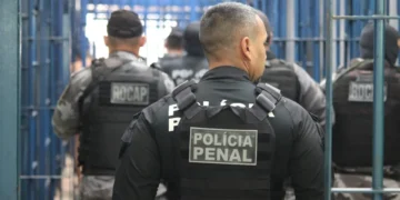 Agentes da Polícia Penal de São Paulo em patrulhamento dentro de unidade prisional.