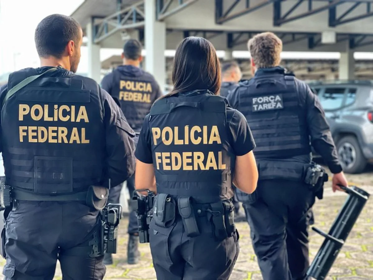 Agentes da Polícia Federal em operação, com uniformes de identificação visível.