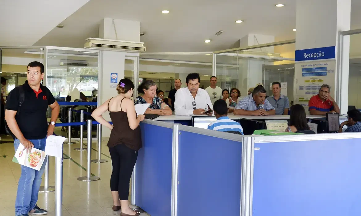 Pessoas aguardando atendimento em unidade da Previdência Social.