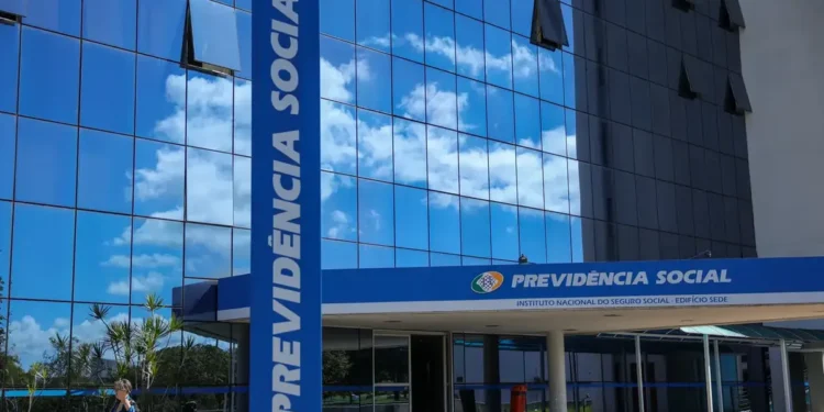 Fachada da sede do INSS com letreiro de Previdência Social em destaque