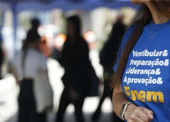 Pessoa com camiseta azul com palavras motivacionais relacionadas ao Enem.