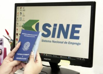 Imagem ilustrativa do anúncio de vagas de trabalho no Sine Municipal, com destaque para a carteira de trabalho e o logo do Sine.