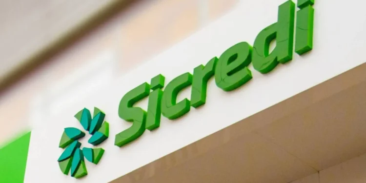 Logo do Sicredi destacando-se em verde, simbolizando a inovação e crescimento no setor financeiro.