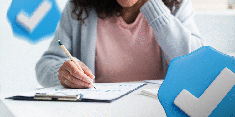 Mulher preenchendo formulário com símbolo de aprovação, representando a conclusão de etapas no concurso público.
