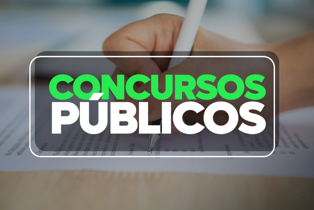 Pessoa preenchendo formulário de concurso público com caneta, com foco no processo seletivo.