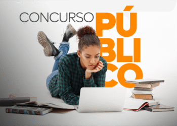 Jovem estudando com notebook e livros para concurso público