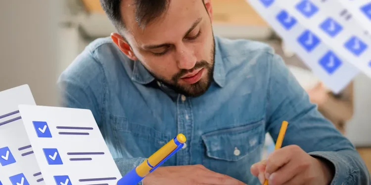 Homem estudando com uma lista de verificação ao fundo, ilustrando a preparação para o Concurso IBGE, que oferece mais de 9.000 vagas e aguarda a autorização para definir a banca organizadora.