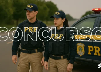 Imagem de dois policiais da PRF, um homem e uma mulher, usando uniformes e equipamentos de proteção, com um carro da PRF ao fundo. A palavra CONCURSO está destacada na imagem.