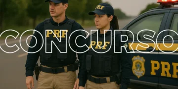 Imagem de dois policiais da PRF, um homem e uma mulher, usando uniformes e equipamentos de proteção, com um carro da PRF ao fundo. A palavra CONCURSO está destacada na imagem.