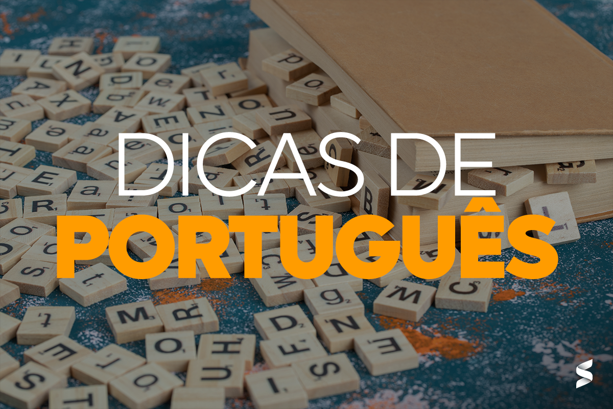 Pessoa escrevendo dicas sobre a língua portuguesa com lápis em caderno