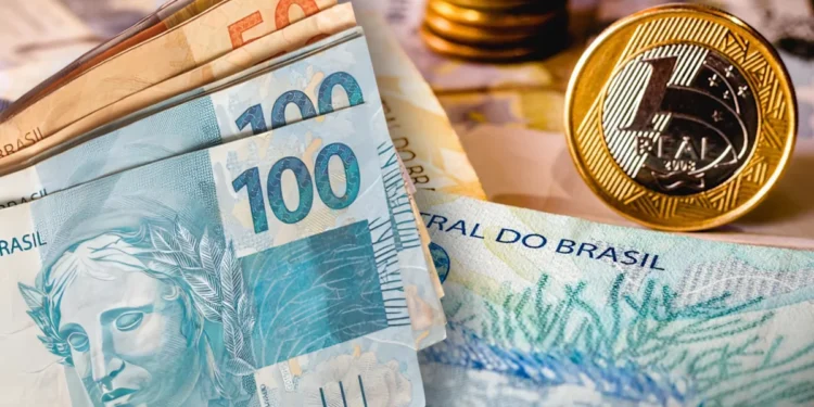 Notas e moedas de real brasileiro, simbolizando incentivo financeiro para estudantes do ENEM 2025