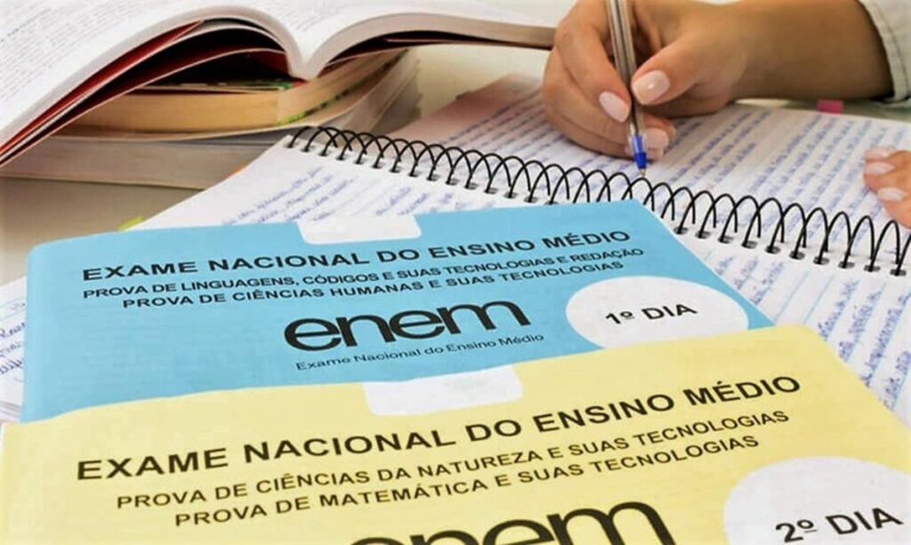 Papel do ENEM, com o aluno se preparando para a prova de redação e temas discursivos.