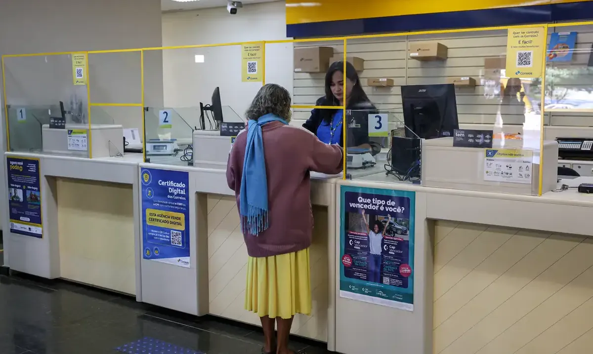 Atendimento ao público em agência dos Correios.