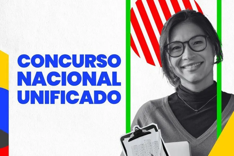 Estudante sorridente segurando prancheta com o logo do Concurso Nacional Unificado ao fundo