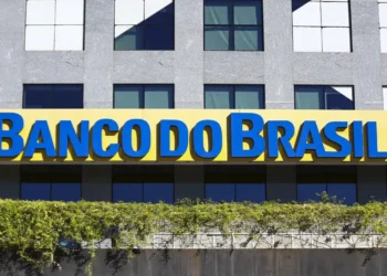 Fachada do Banco do Brasil com logotipo em destaque na entrada da agência.