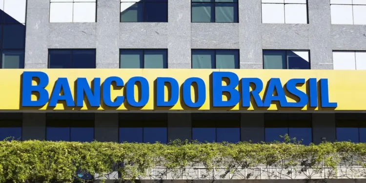 Fachada do Banco do Brasil com logotipo em destaque na entrada da agência.