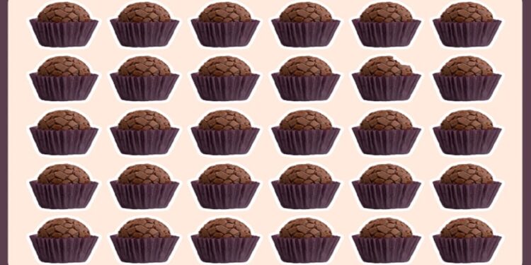 Desafio visual com brigadeiros em forminhas roxas, dispostos em uma grade com um brigadeiro diferente em algum lugar.