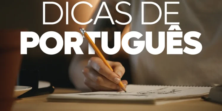 Pessoa escrevendo dicas sobre a língua portuguesa com lápis em caderno.