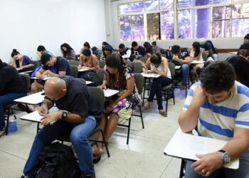 Candidatos fazendo prova em sala de aula durante aplicação do Encceja