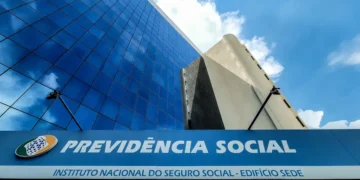 Fachada do prédio do INSS em Brasília com céu azul ao fundo.