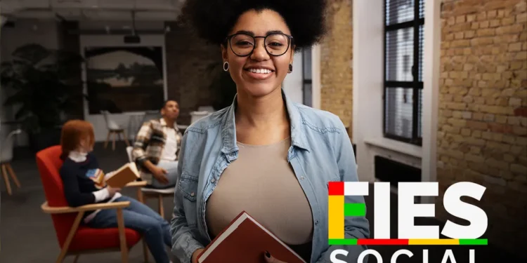 Estudante segurando livro com fundo acadêmico e logotipo do FIES Social,
