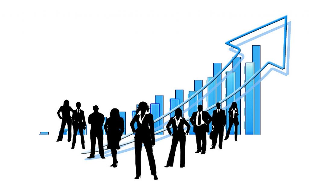 magem ilustrando o crescimento profissional com gráficos e silhuetas de pessoas em um cenário corporativo.