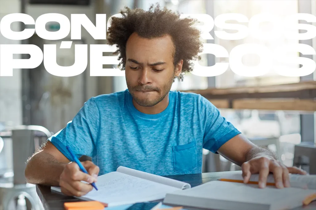 Imagem de um jovem estudando para concurso público, com foco nos detalhes de anotações e livros.