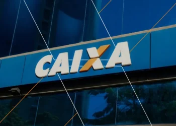 Letreiro da Caixa Econômica Federal fixado na entrada de uma agência.