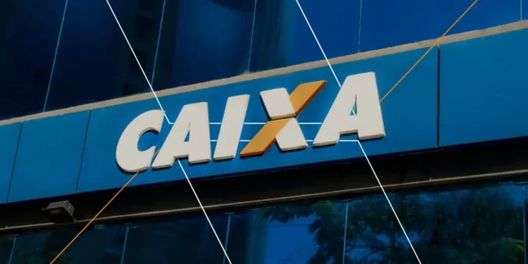 Letreiro da Caixa Econômica Federal fixado na entrada de uma agência.