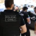 Agentes da Polícia Civil em ação durante operação de bloqueio de contas.