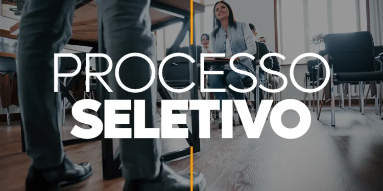 Pessoas participando de processo seletivo em ambiente corporativo.