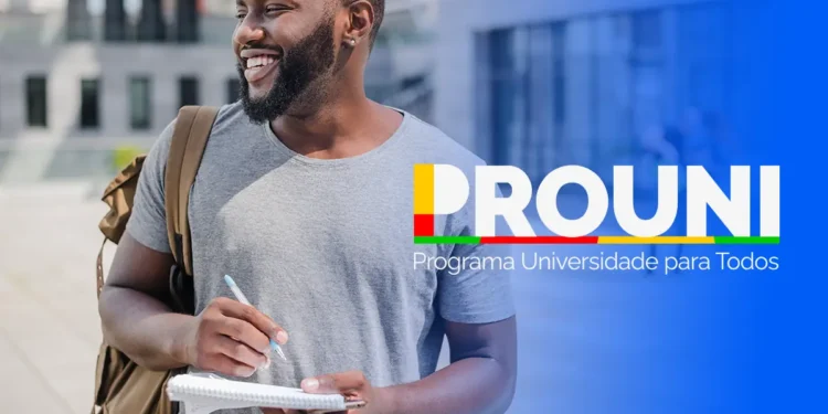 estudante negro sorrindo com mochila nas costas e caderno na mão, ao lado do logotipo do Prouni.